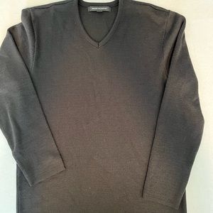 DESIGN COLLECTIVE Black size Medium V-Neck acrylic sweater